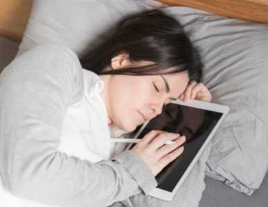 Bahaya Simpan HP di Atas Kasur Bagi Kesehatan Tubuh mu